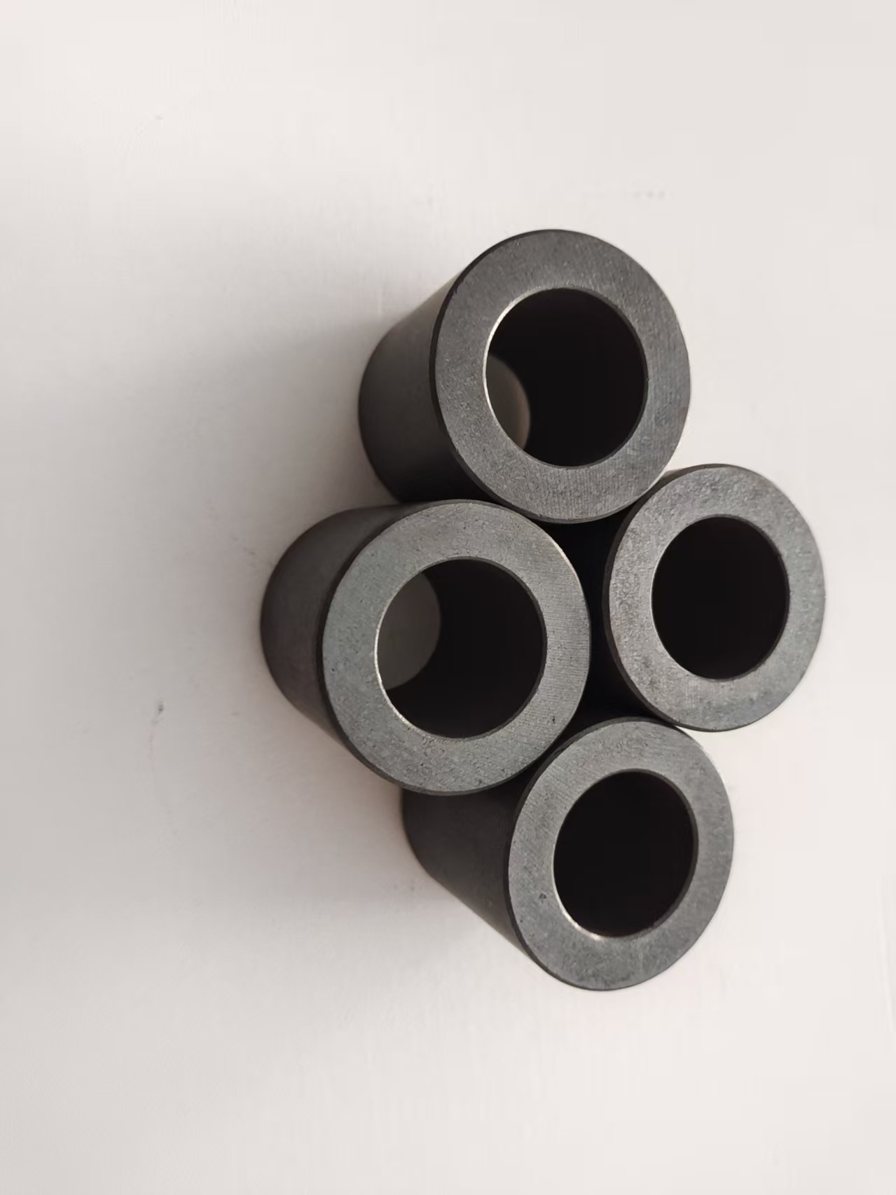 Blog công ty mới nhất về Tối ưu hóa mạch từ cuộn dây loa: Hướng dẫn thiết kế cho sự đồng nhất phân bố từ thông trong nam châm vòng ferrite